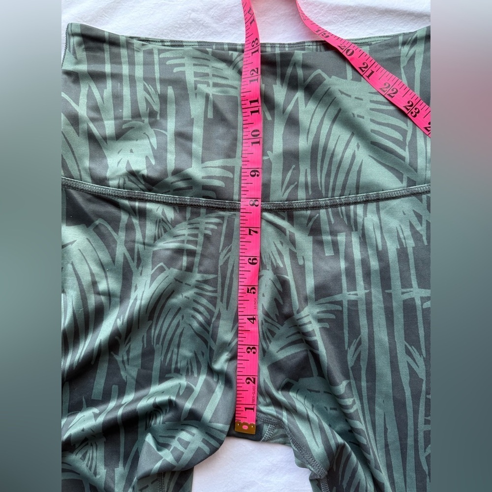 Beyond Yoga High Waisted Green Bamboo Fields Cropped Leggings Large - Picture 11 of 13